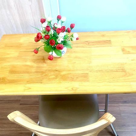 Cozy Homestay With Large Bed, Private Bathroom, Large Balcony Hanoï Extérieur photo
