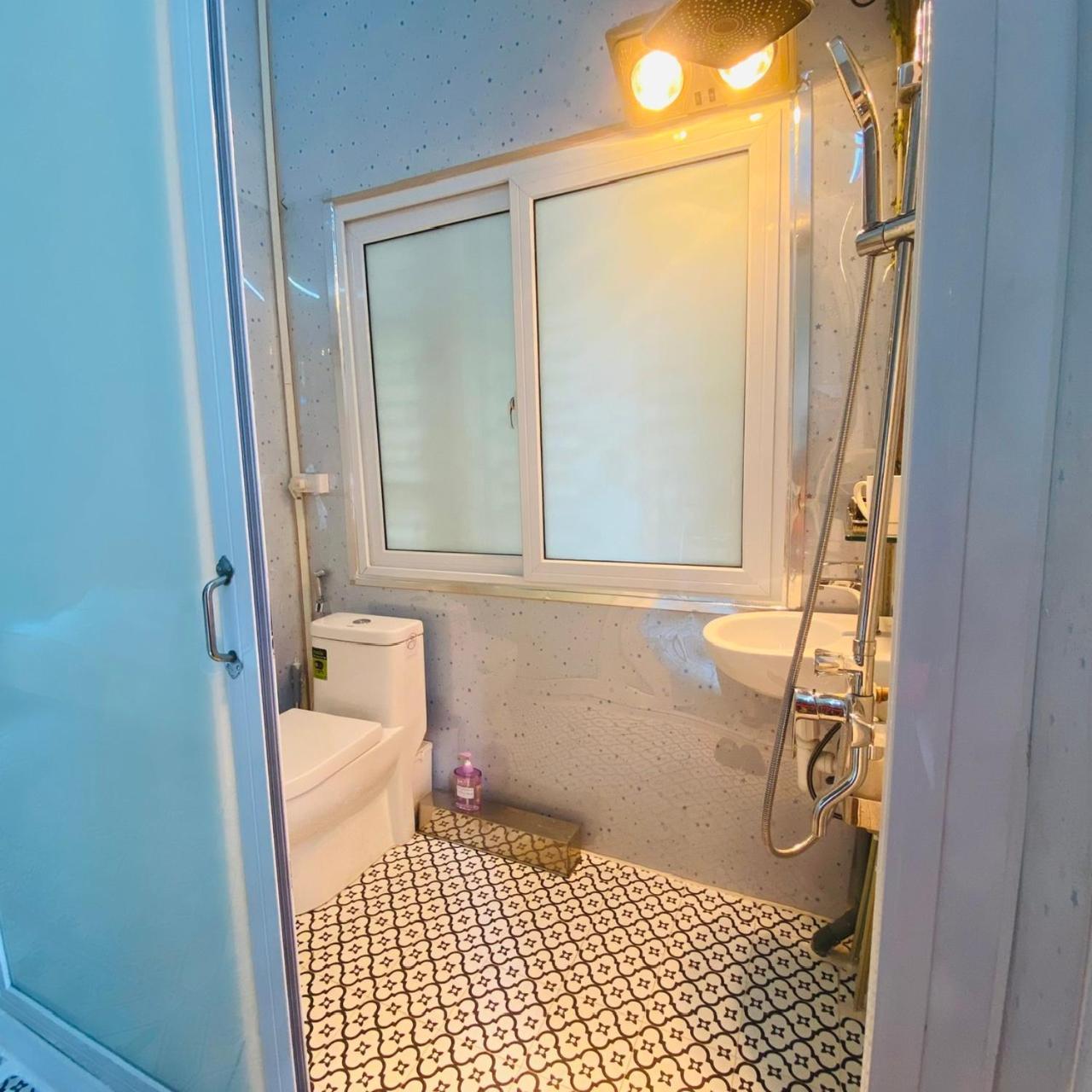 Cozy Homestay With Large Bed, Private Bathroom, Large Balcony Hanoï Extérieur photo