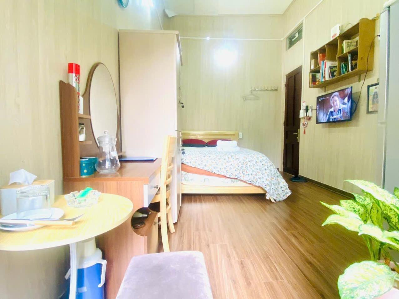 Cozy Homestay With Large Bed, Private Bathroom, Large Balcony Hanoï Extérieur photo